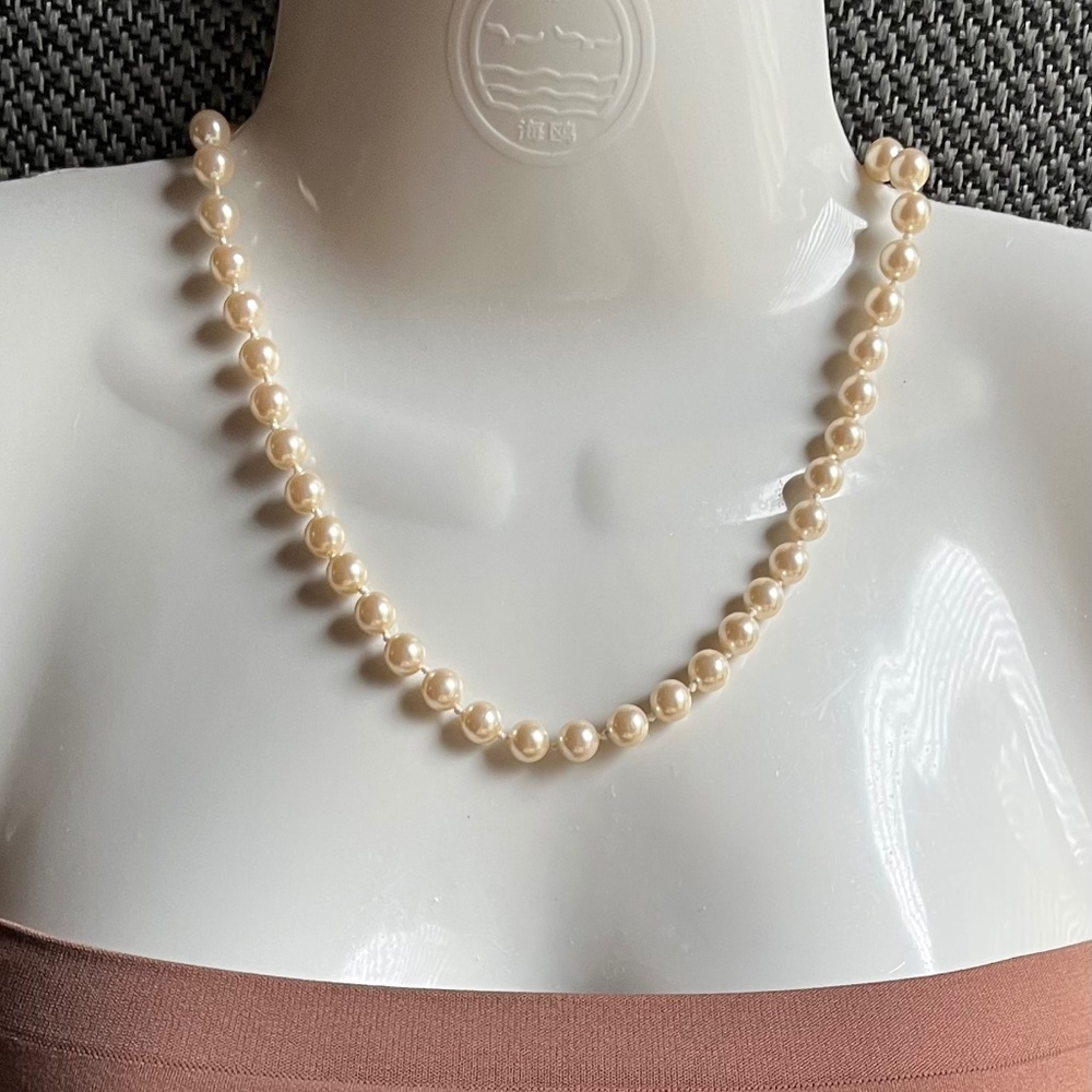 VINTAGE (1987) AVON PEARLUSTRE NECKLACE 18”